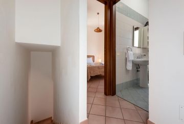 Small Villa on 2 levels with private parking and comfort