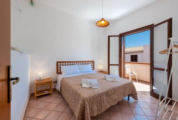 Small Villa on 2 levels with private parking and comfort