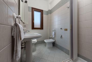 Small Villa on 2 levels with private parking and comfort