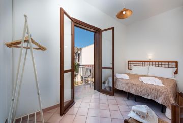 Small Villa on 2 levels with private parking and comfort