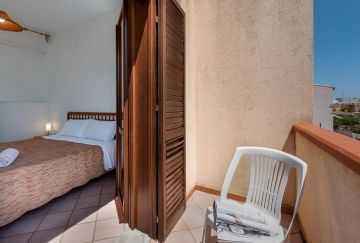 Small Villa on 2 levels with private parking and comfort