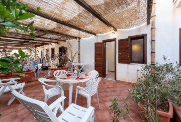 Small Villa on 2 levels with private parking and comfort