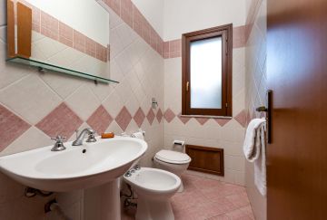 Small Villa on 2 levels with private parking and comfort