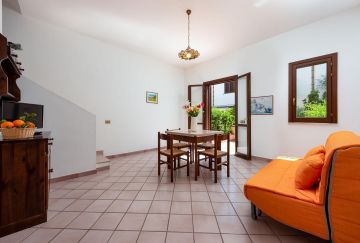 Small Villa on 2 levels with private parking and comfort