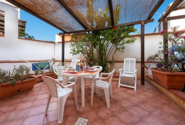 Small Villa on 2 levels with private parking and comfort