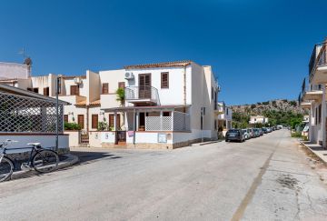 Small Villa on 2 levels with private parking and comfort