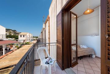 Small Villa on 2 levels with private parking and comfort