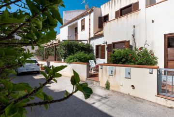 Small Villa on 2 levels with private parking and comfort