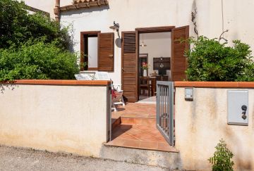 Small Villa on 2 levels with private parking and comfort