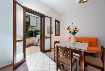 Small Villa on 2 levels with private parking and comfort