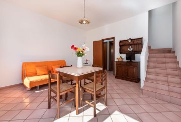 Small Villa on 2 levels with private parking and comfort