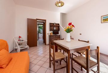 Small Villa on 2 levels with private parking and comfort